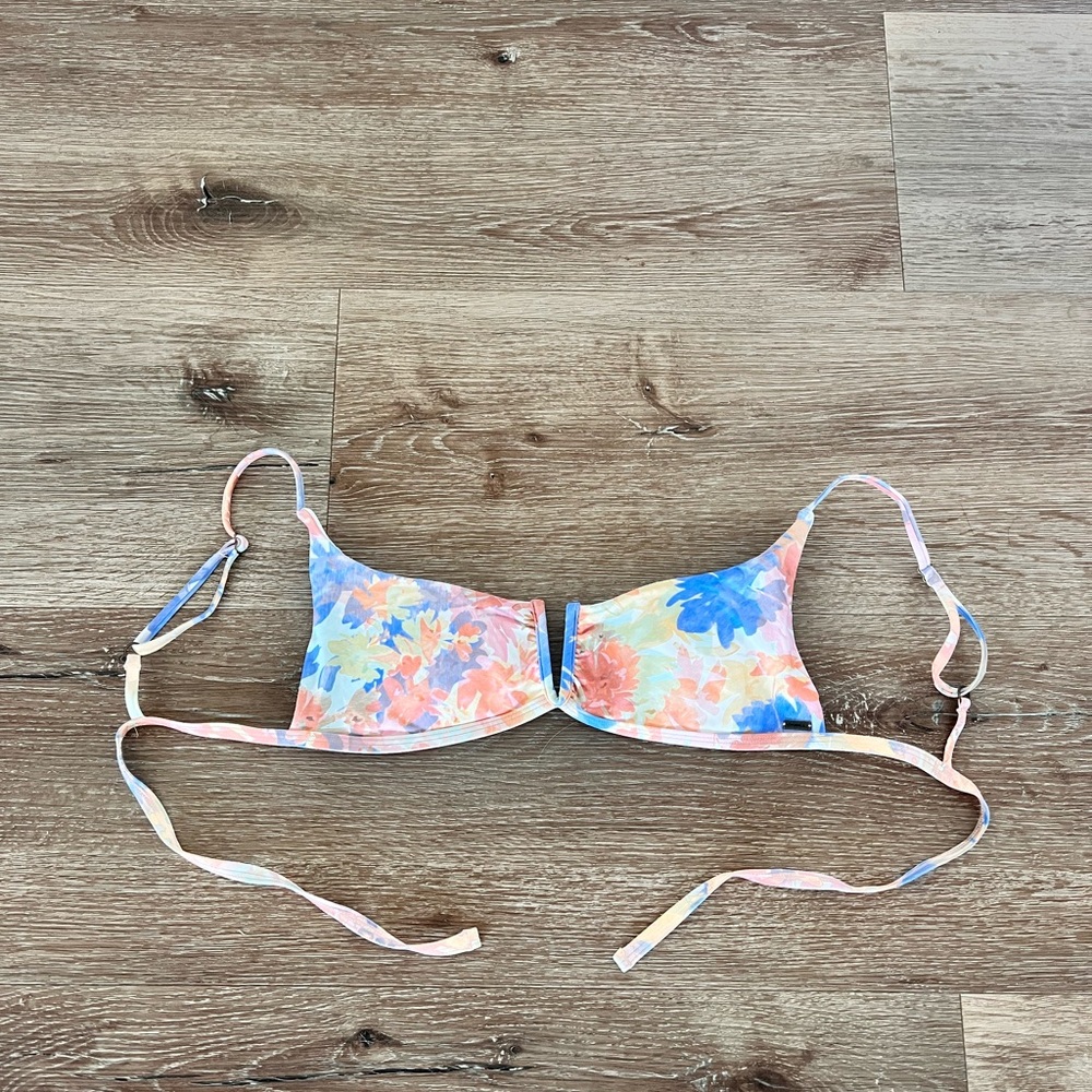 O’NEILL bathing suit top!